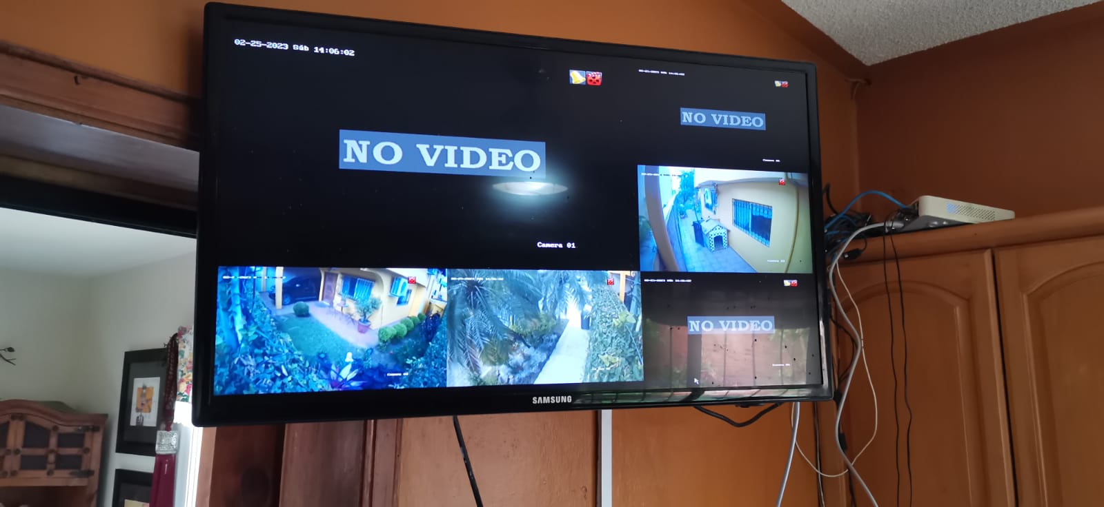 Monitor mostrando la cuadrícula de cámaras